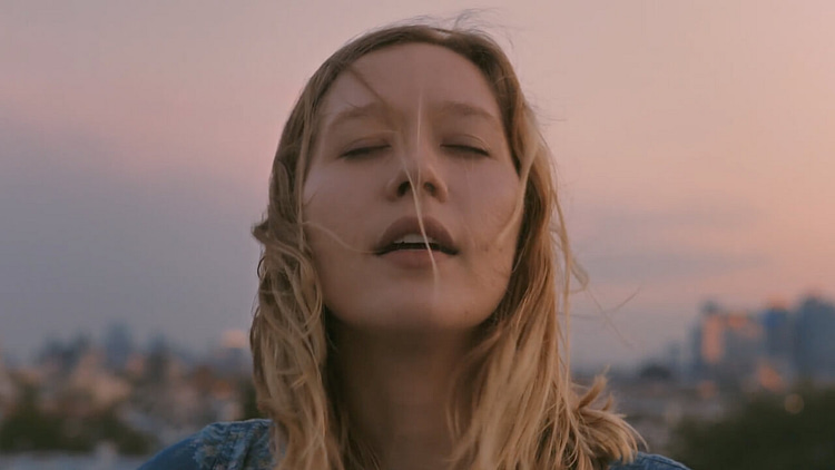 Julia Jacklin performing for Sideshow Alley