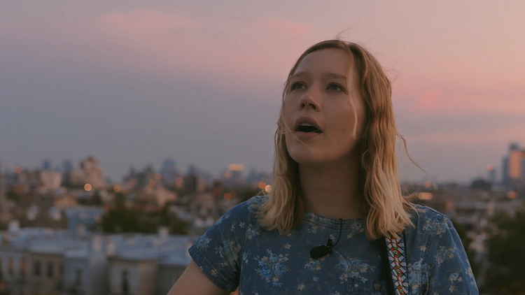 Julia Jacklin performing for Sideshow Alley