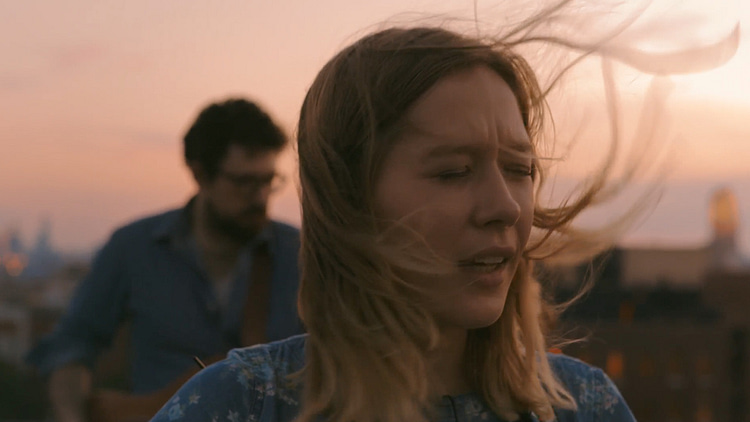 Julia Jacklin performing for Sideshow Alley