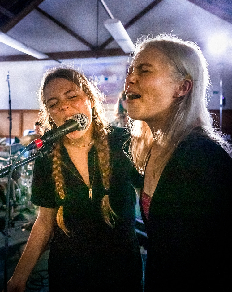 Maggie Rogers & Phoebe Bridgers rehearsing backstage at Newport Folk Festival